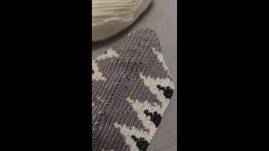 Örgü kancasıyla farklı renkte ipliklerden bir çanta örmek. Çanta örmek için adım adım talimatlar. El yapımı mücevherler.