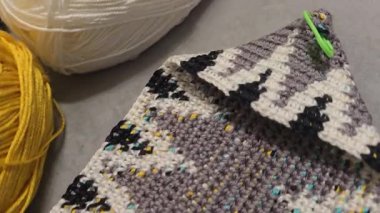 Örgü kancasıyla farklı renkte ipliklerden bir çanta örmek. Çanta örmek için adım adım talimatlar. El yapımı mücevherler.