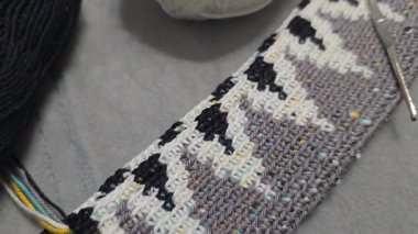 Örgü kancasıyla farklı renkte ipliklerden bir çanta örmek. Çanta örmek için adım adım talimatlar. El yapımı mücevherler.