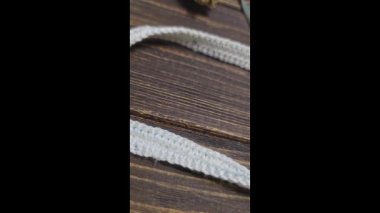 Örgü kancasıyla farklı renkte ipliklerden bir çanta örmek. Çanta örmek için adım adım talimatlar. El yapımı mücevherler.