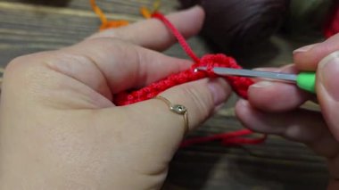 Örgü kancasıyla kordon deseni örüyorum. Ürün örmek için adım adım talimatlar. Eğitim videosu