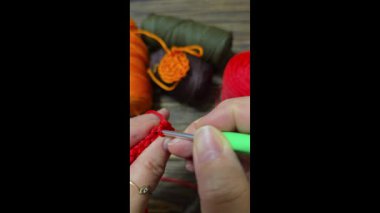 Örgü kancasıyla kordon deseni örüyorum. Ürün örmek için adım adım talimatlar. Eğitim videosu