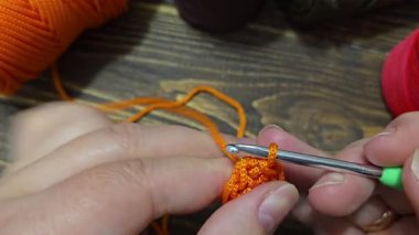 Örgü kancasıyla kordon deseni örüyorum. Ürün örmek için adım adım talimatlar. Eğitim videosu