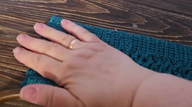 Örgü kancasıyla kordondan bir ürün örmek. Adım adım talimatlar. ürün,