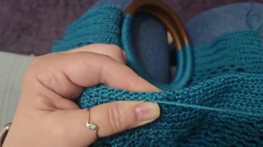 Örgü kancasıyla kordondan bir ürün örmek. Adım adım talimatlar. ürün,
