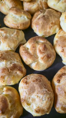 Karamelli hafif bir tabakta Croquembouche. Ev yapımı kremalı ekkler. Ev yapımı hamur işleri