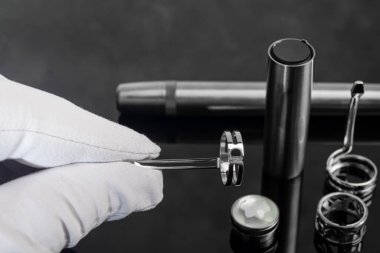 Koyu gri arka planda kutulu dolmakalem. Kırtasiye malzemeleri. Koleksiyonlanabilir markalı eşyalar