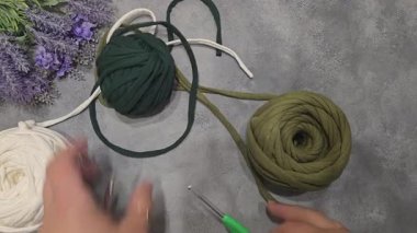 Örülmüş kurdelelerden örgü deseni. Jacquard kumaşında farklı renkler var. El yapımı.