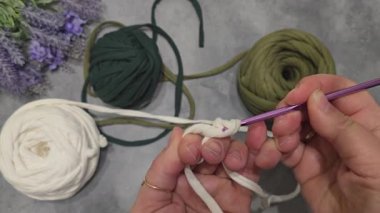 Örülmüş kurdelelerden örgü deseni. Jacquard kumaşında farklı renkler var. El yapımı.