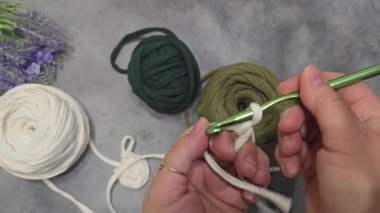 Örülmüş kurdelelerden örgü deseni. Jacquard kumaşında farklı renkler var. El yapımı.