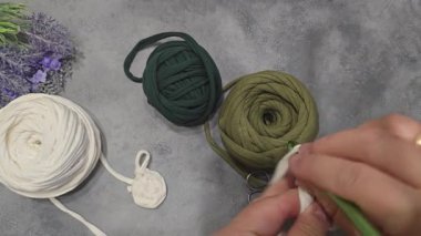 Örülmüş kurdelelerden örgü deseni. Jacquard kumaşında farklı renkler var. El yapımı.