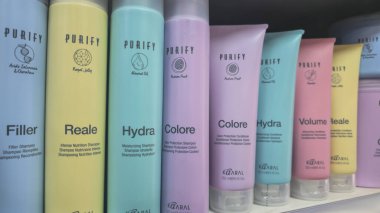 Tezgahtaki farklı tüplerde şampuanlar ve kremler. Satılık ürünler. Kamenskoe, Ukrayna. 10.07.2025