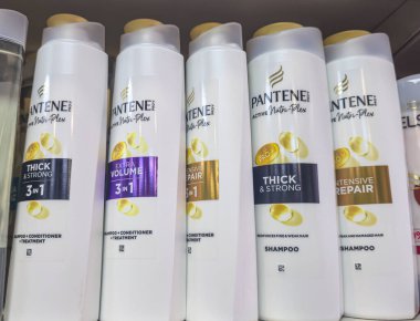 Tezgahtaki farklı tüplerde şampuanlar ve kremler. Satılık ürünler. Kamenskoe, Ukrayna. 10.07.2025