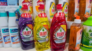 Bulaşık deterjanları, leke çıkarıcılar ve tezgahın üzerindeki tozlar. Satılık ürünler. Kamenskoe, Ukrayna. 10.07.2025