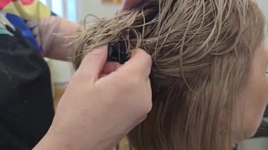 Saç boyama işlemi. Boyayı yıkamak, fön çekmek. İyi bakımlı açık renk saçlar. Sarışın..