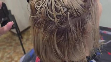 Saç boyama işlemi. Boyayı yıkamak, fön çekmek. İyi bakımlı açık renk saçlar. Sarışın..