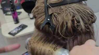 Saç boyama işlemi. Boyayı yıkamak, fön çekmek. İyi bakımlı açık renk saçlar. Sarışın..