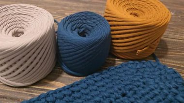 Çantanın altı mavi örgü iplikten örülmüş. Ahşap bir arka planda. El yapımı..