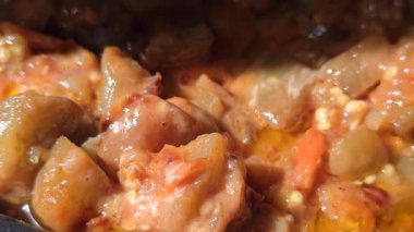 Patlıcan, biber, soğan ve havuç yahnisi. Ev yemeği. Adım adım aşçılık talimatları. Sebze doğrama ve kızartma