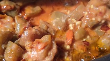 Patlıcan, biber, soğan ve havuç yahnisi. Ev yemeği. Adım adım aşçılık talimatları. Sebze doğrama ve kızartma