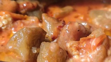 Patlıcan, biber, soğan ve havuç yahnisi. Ev yemeği. Adım adım aşçılık talimatları. Sebze doğrama ve kızartma