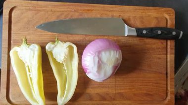 Patlıcan, biber ve soğan güveci pişirmek için sebze doğrama ve kızartma. Adım adım aşçılık talimatları. Ev yemeği..