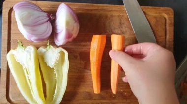 Patlıcan, biber ve soğan güveci pişirmek için sebze doğrama ve kızartma. Adım adım aşçılık talimatları. Ev yemeği..