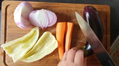 Patlıcan, biber ve soğan güveci pişirmek için sebze doğrama ve kızartma. Adım adım aşçılık talimatları. Ev yemeği..