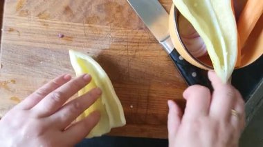 Patlıcan, biber ve soğan güveci pişirmek için sebze doğrama ve kızartma. Adım adım aşçılık talimatları. Ev yemeği..