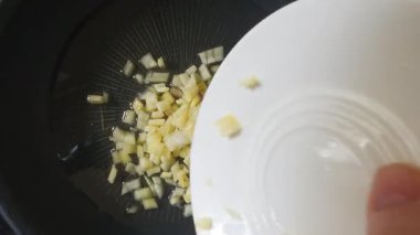 Patlıcan, biber ve soğan güveci pişirmek için sebze doğrama ve kızartma. Adım adım aşçılık talimatları. Ev yemeği..