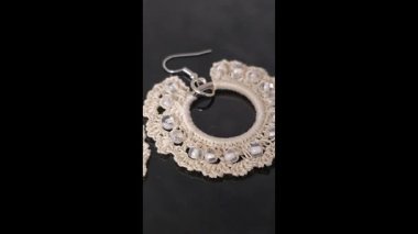 İnce pamuk ipliklerden yapılmış, elle örülmüş yuvarlak yeşil küpeler. El yapımı. Kadınlar için mücevherler. Kostüm mücevherleri