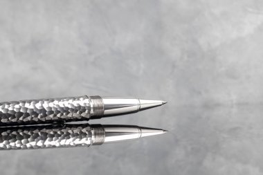 Mermer gri arka planda damgalı dolmakalem. Hediye seti. Ofis içi. Boşluğu kopyala