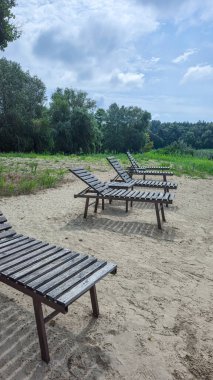 Yeşil ağaçlar, yansımalar ve mavi gökyüzü ile resmedilmeye değer bir yaz nehri manzarası - dinlenme ve turizm için bir yer. Doğada turist eğlencesi.