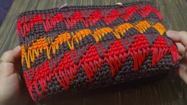 Turuncu kırmızı dokuma ve uzun saplı kahverengi kadın el çantası. El yapımı.