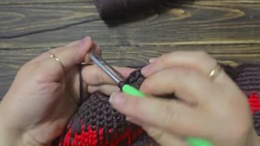 Turuncu kırmızı dokuma ve uzun saplı kahverengi kadın el çantası. El yapımı.