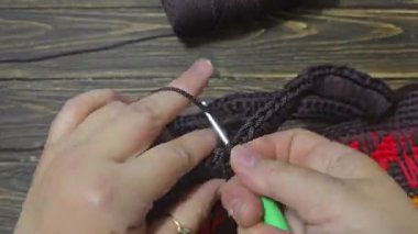 Turuncu kırmızı dokuma ve uzun saplı kahverengi kadın el çantası. El yapımı.