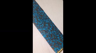 Turkuaz bilezik, altın kaplama boncuklar ve hafif arka plan. El yapımı. Evde dekorasyon ve mücevher. Boncuklardan dokuma.