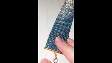 Turkuaz bilezik, altın kaplama boncuklar ve hafif arka plan. El yapımı. Evde dekorasyon ve mücevher. Boncuklardan dokuma.