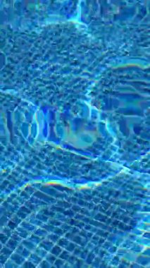 Havuzdaki su mavi, parıltılı ve güneşte parlıyor. Sağlıklı bir yaşam tarzı. Çocuklar için eğlence.