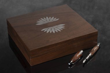 Koyu mermer arka planda dolmakalem. Nadir yazılan enstrümanlar. Seçici odak.