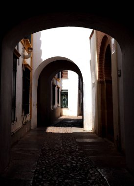 Sevilla 'nın dar sokaklarının gölgeli kemerleri