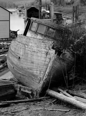 Hurdalıkta eski ahşap bir tekne