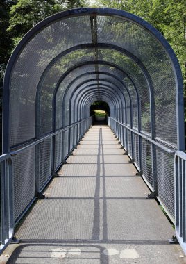 Demiryolu üzerinden yaya geçidi.