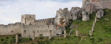 Slovakya 'daki Levoca yakınlarındaki Spis Kalesi' nin tahkimatları