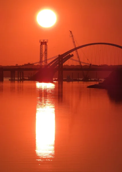 Солнце Встает Над Строительной Площадкой Моста — стоковое фото