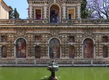 La Mezquita bahçesindeki Hermes çeşmesi