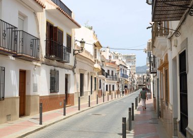 Güneşli bir öğle vakti İspanyol tatil beldesinin sokakları