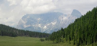 Bulutlu bir günde Dolomitler İtalya Panoraması