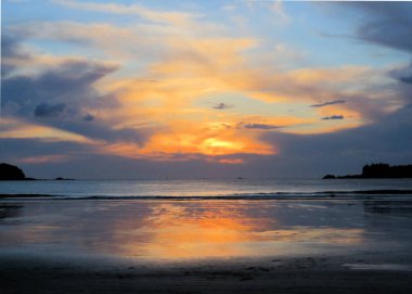 Renkli gün batımı yansıyor Tofino sahilinde                               