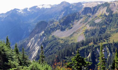 Ascadia Dağları MtBaker yamaçlarından görüldü                               